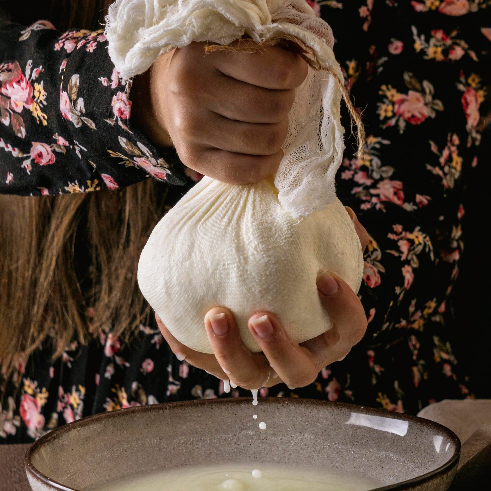 Produção artesanal de queijo escorrendo coalhada